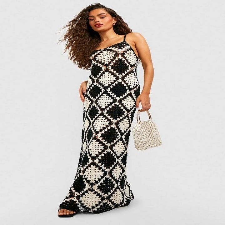 A model in the black and white diamond pattern crochet dress