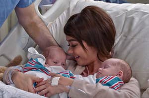 哈利从现代家庭正躺在医院的病床上,手里拿着两个孩子在怀里