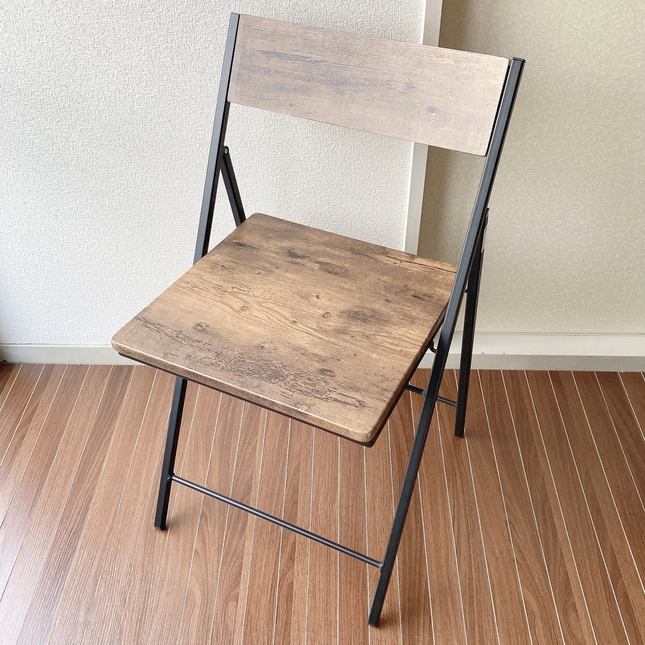 ニトリのおすすめのインテリア「折りたたみチェア ベンガル（ミドルブラウン）」