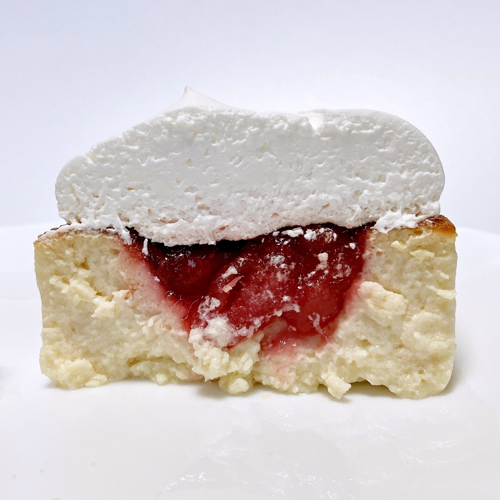 LAWSON（ローソン）のおすすめスイーツ「プレミアム濃厚生チーズケーキ（いちご）」