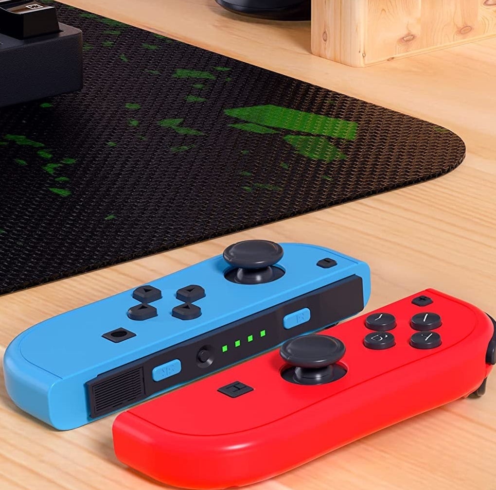 The two joy-con controllers on a desk
