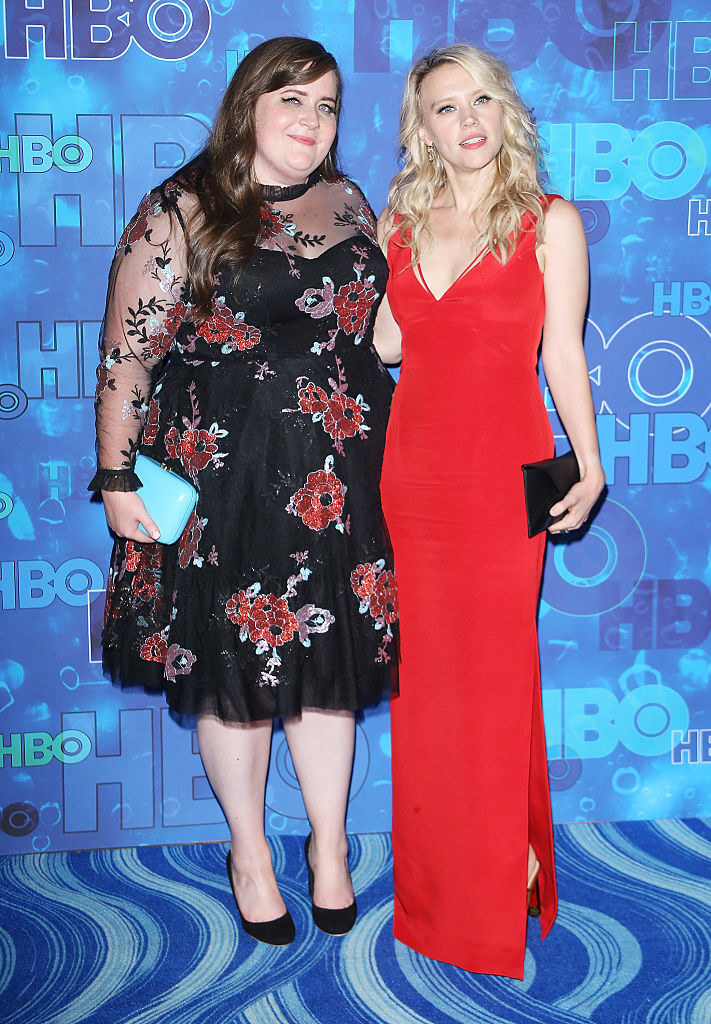 aidy bryant at award show with kate mckinnon