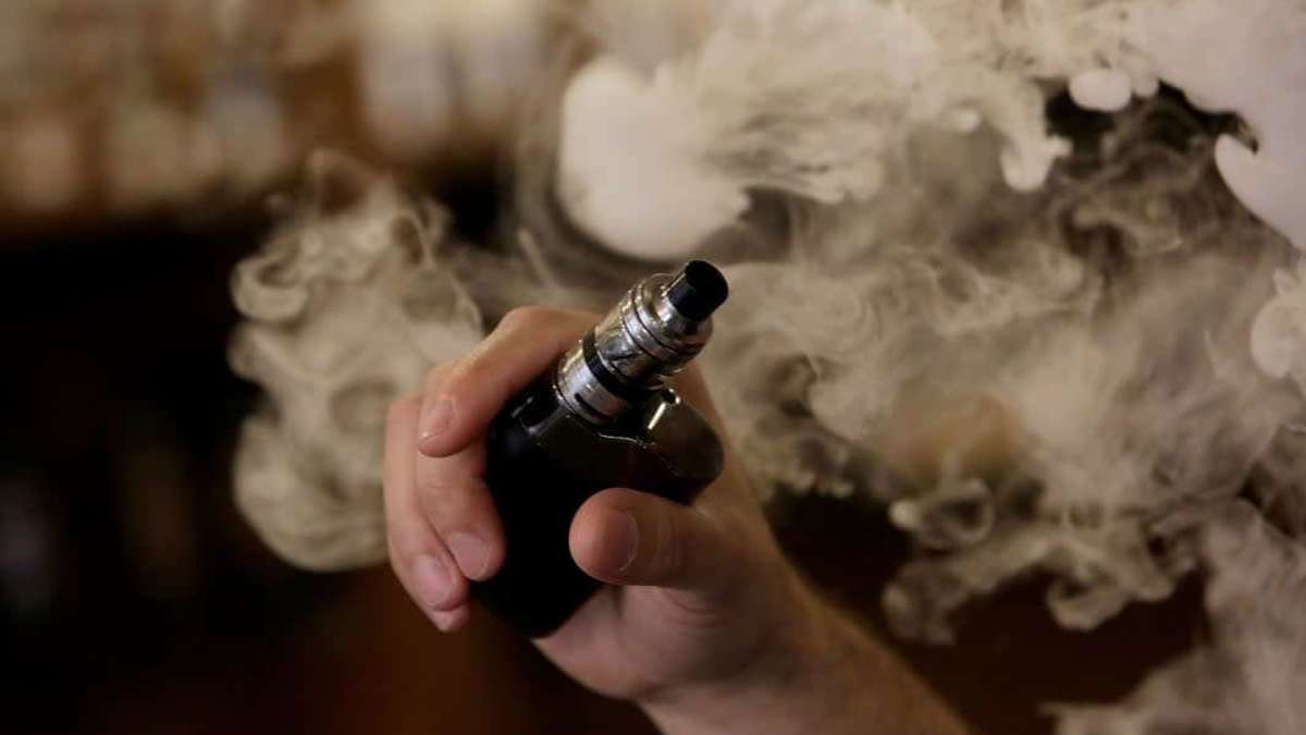 One million smokers in the UK will be given a vape starter kit and support as part of a government scheme to encourage them to give up tobacco products.