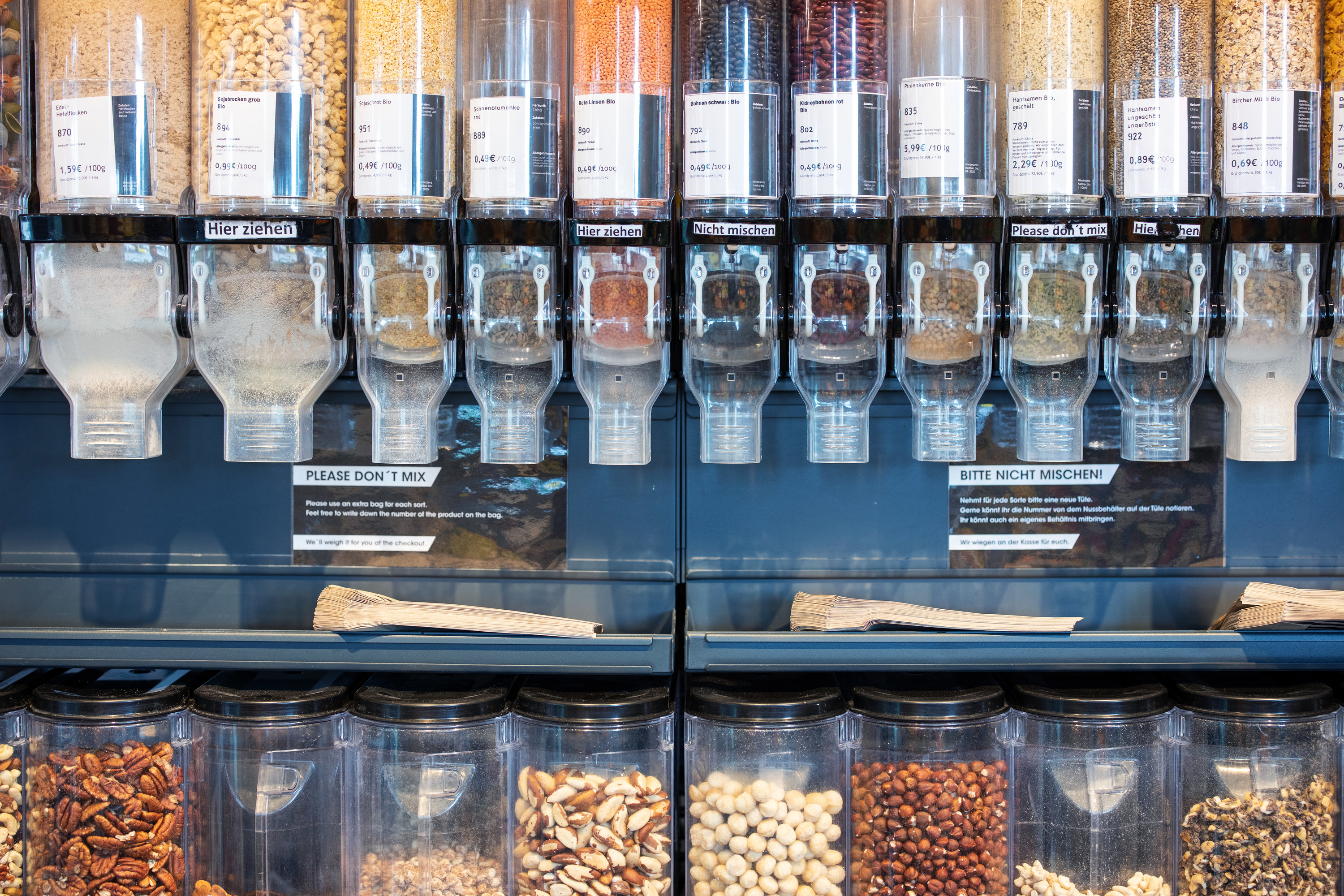 自动售货机不同品种的种子、豆类和坚果