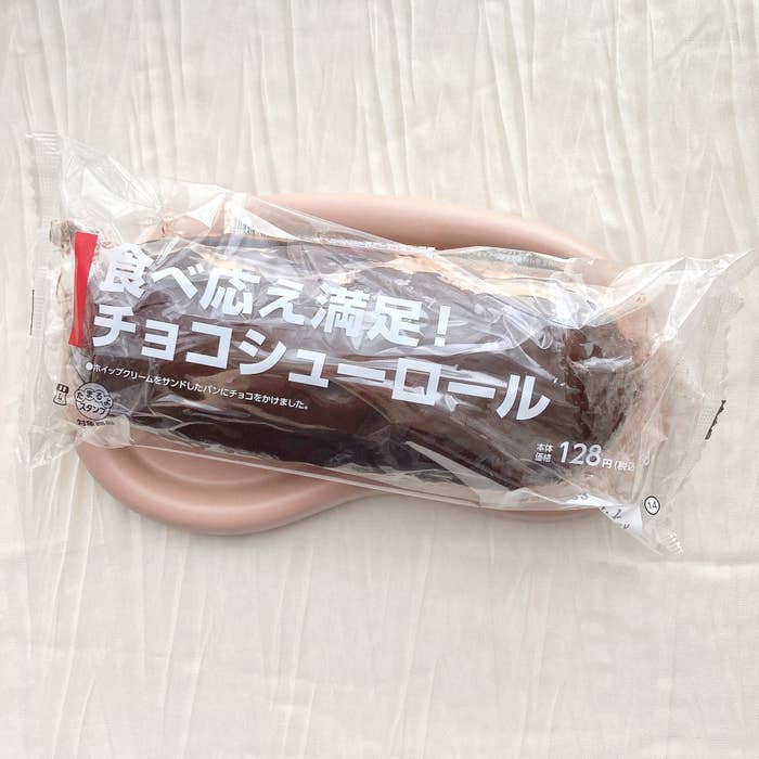 LAWSON（ローソン）のオススメの菓子パン「食べ応え満足！チョコシューロール」