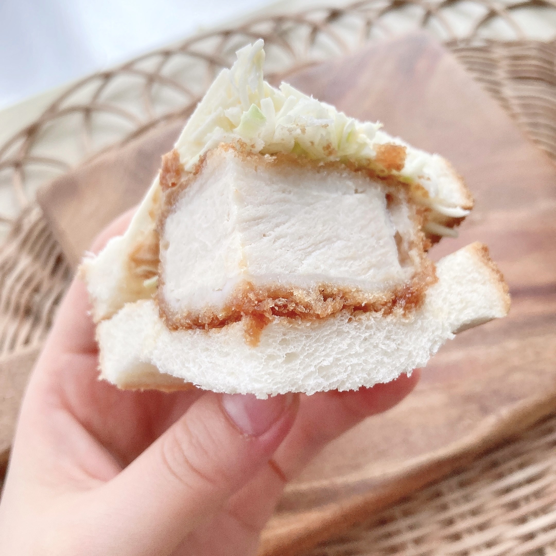 LAWSON(ローソン)のオススメの総菜パン「三元豚の厚切りカツ&ポテトサラダサンド」