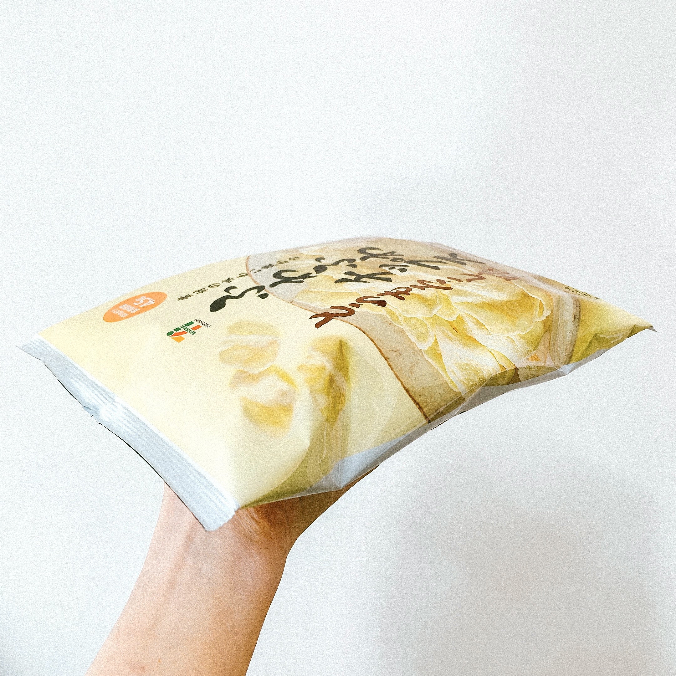セブン-イレブンのおすすめのスナック菓子「７プレミアム ふわふわチップスとうもろこし味」