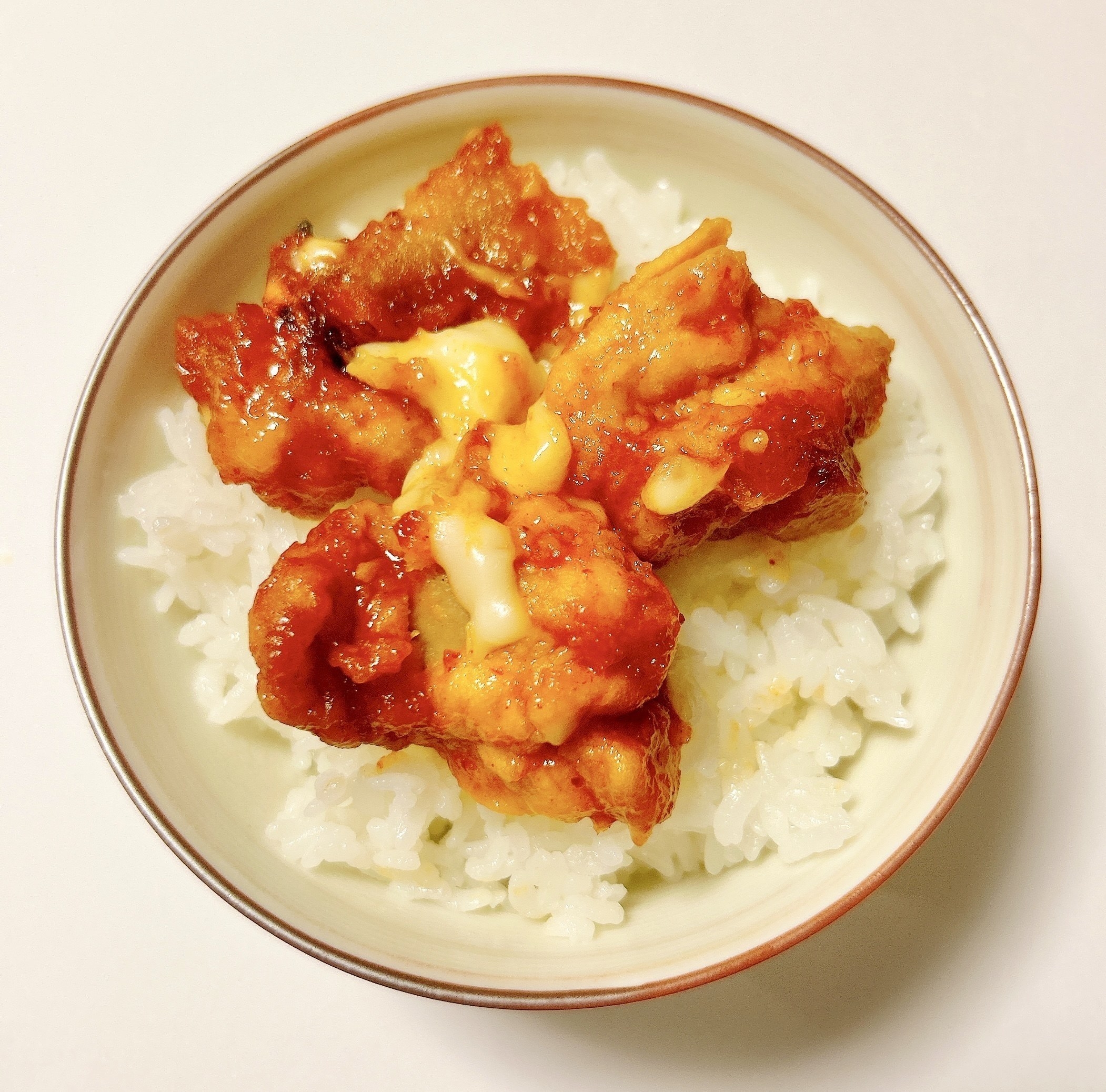 セブン-イレブンのオススメの冷凍食品「7プレミアム チーズヤンニョムチキン」