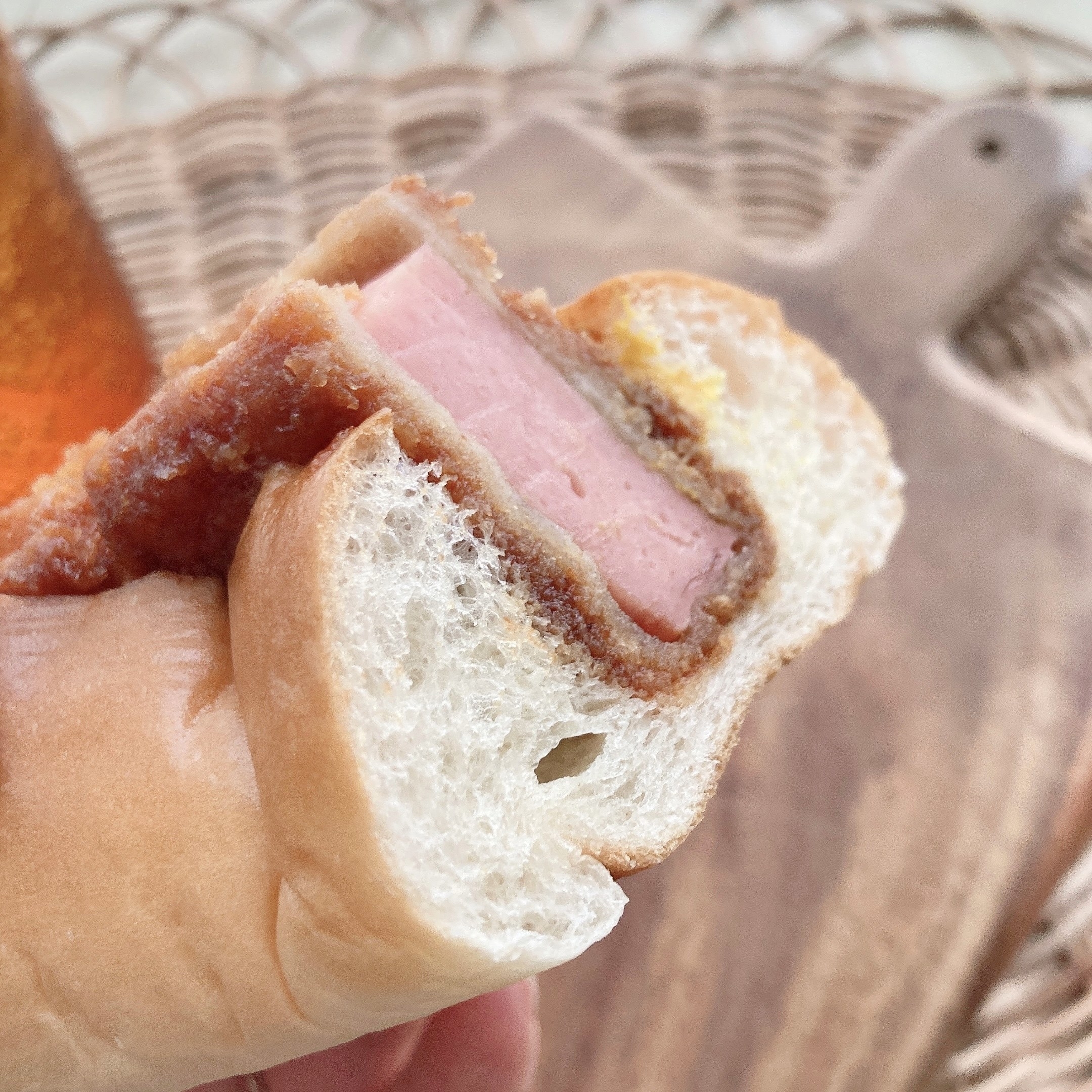 FamilyMart(ファミリーマート)のオススメの総菜パン「生コッペパン(厚ぎりハムカツ)」