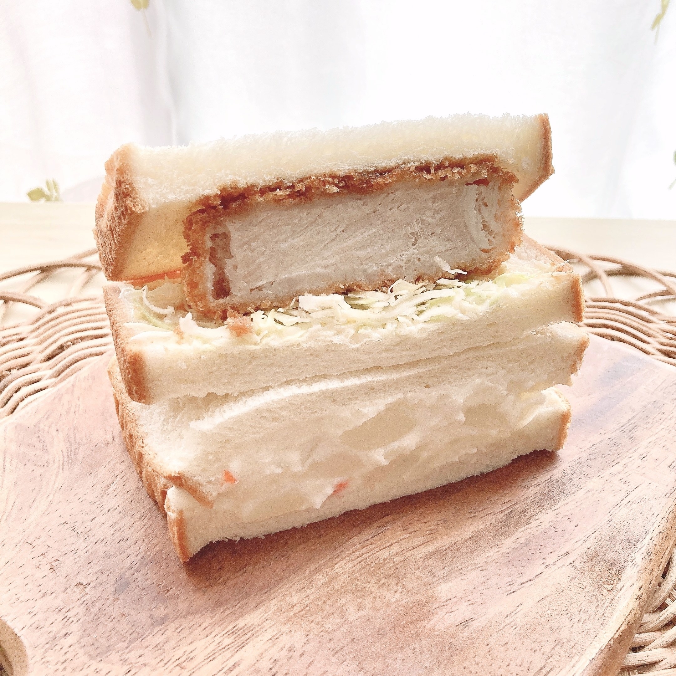 LAWSON(ローソン)のオススメの総菜パン「三元豚の厚切りカツ&ポテトサラダサンド」