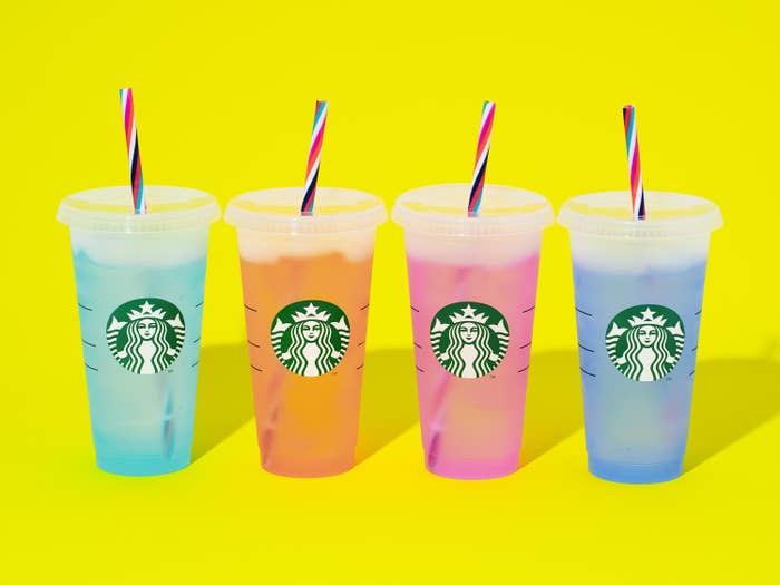 画像・動画】スタバの新作アイテム、不思議なコールドカップ見る
