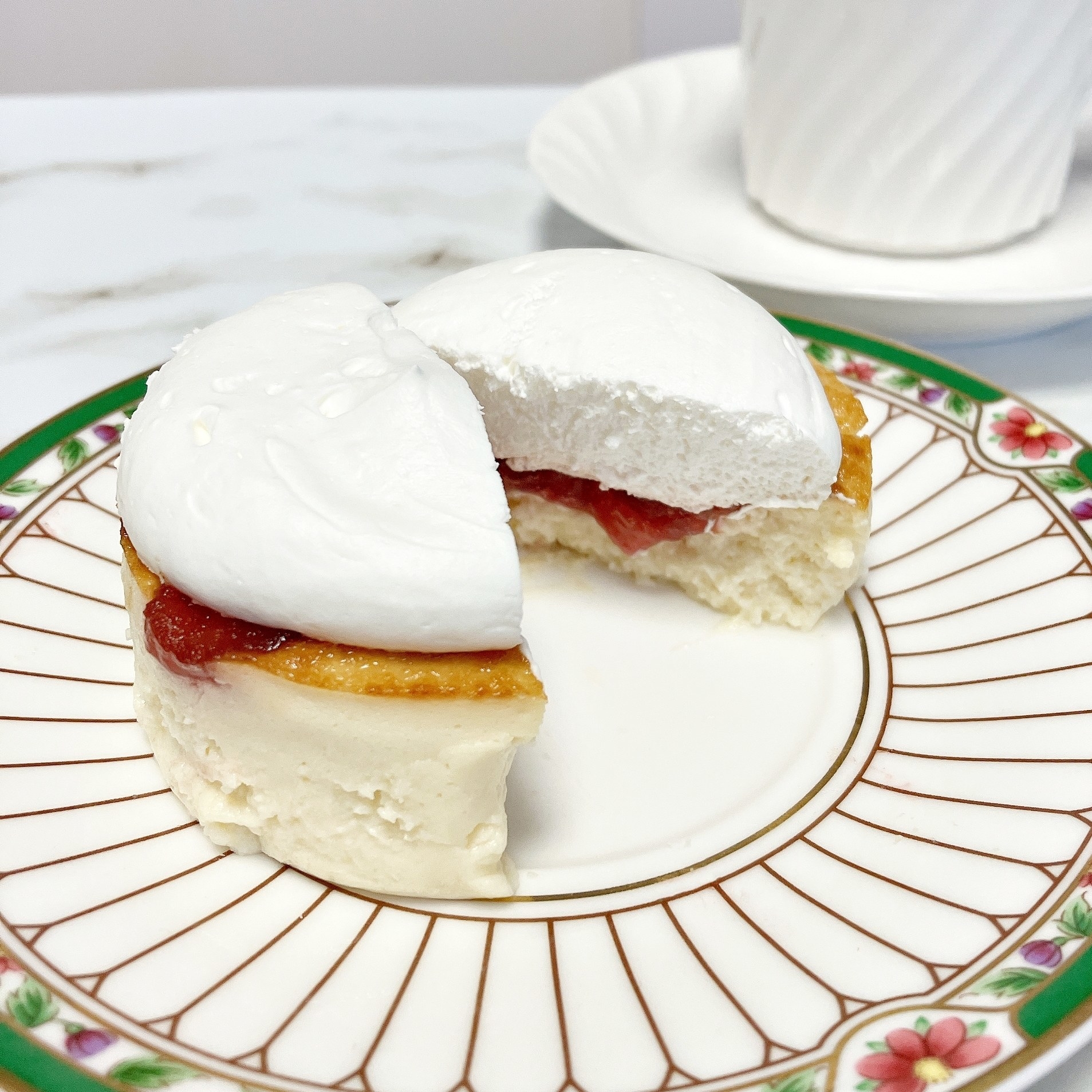 LAWSON（ローソン）のおすすめスイーツ「プレミアム濃厚生チーズケーキ（いちご）」