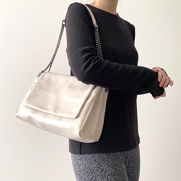 ZARAのおすすめ「フラップ ロックショルダーバッグ」