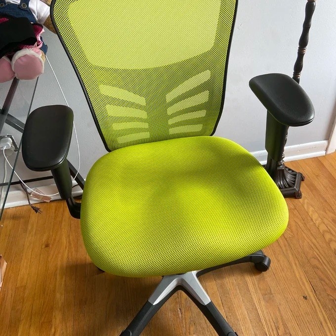 A reviewer pic of the chair in green