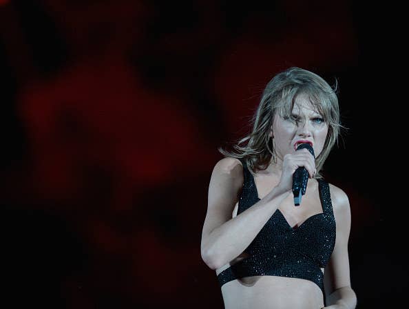 Taylor performing in Tampa during her 1989 Tour