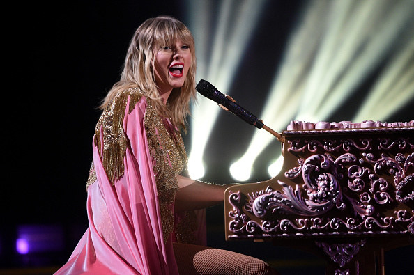 Taylor performing at the 2019 AMAs in Los Angeles