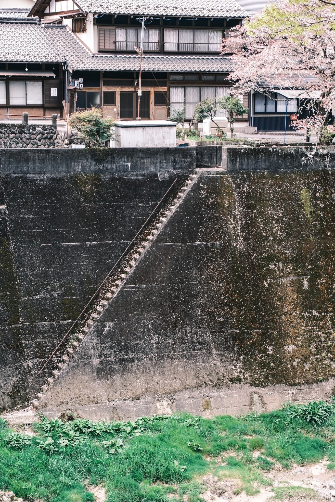 角度エグすぎん…？ 廃墟写真家が見つけた“最恐の階段”→10.6万いいねの大反響「作画崩壊」「これは怖い」