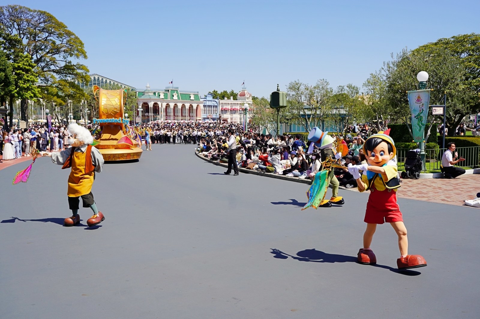 ディズニーランドで開催中の40周年プログラム「ディズニー・ハーモニー・イン・カラー」