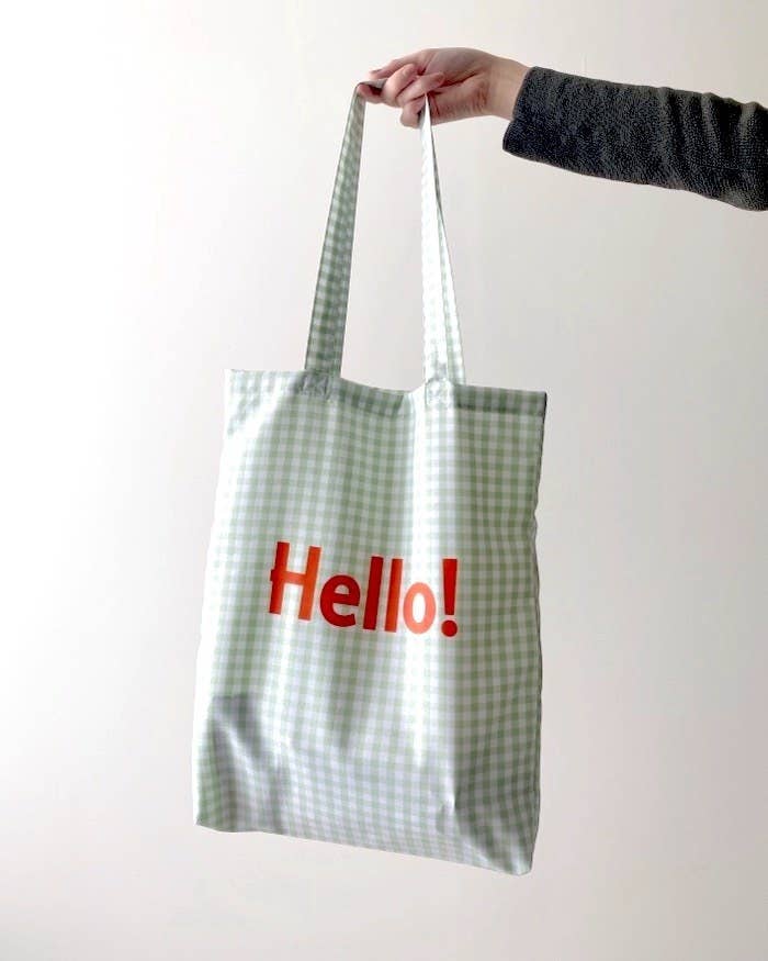 GU（ジーユー）のおすすめファッションアイテム「メッセージトートバッグ+E」