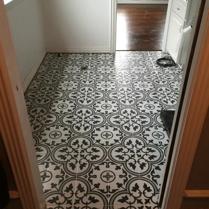 A reviewer pic of the black and white tiled floor