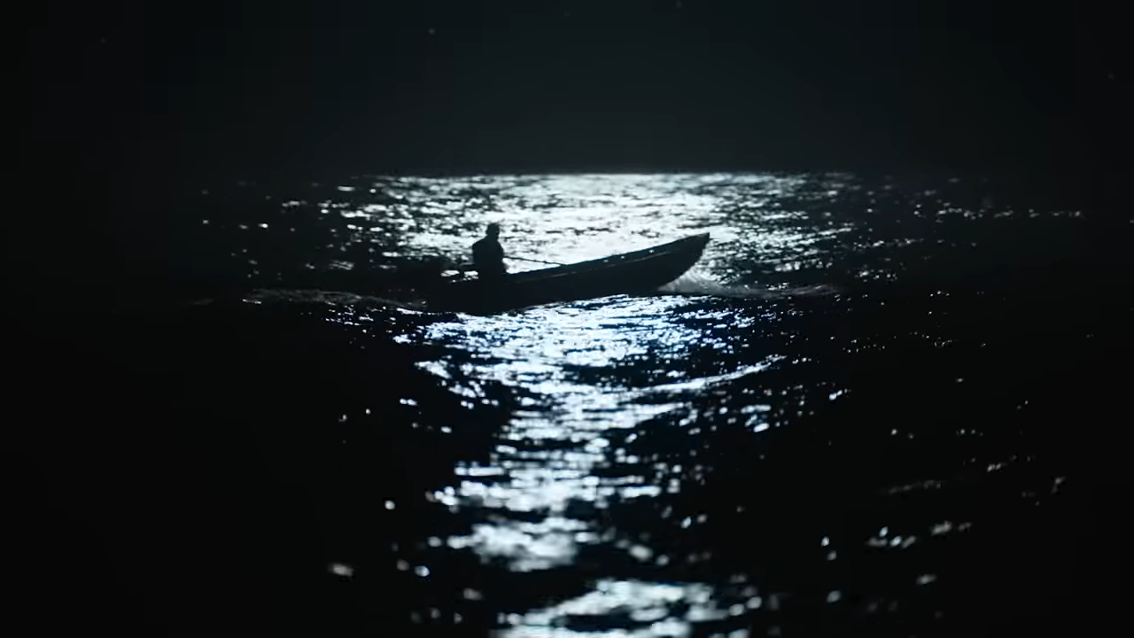 一个人乘坐一艘小船在一个晚上的水域