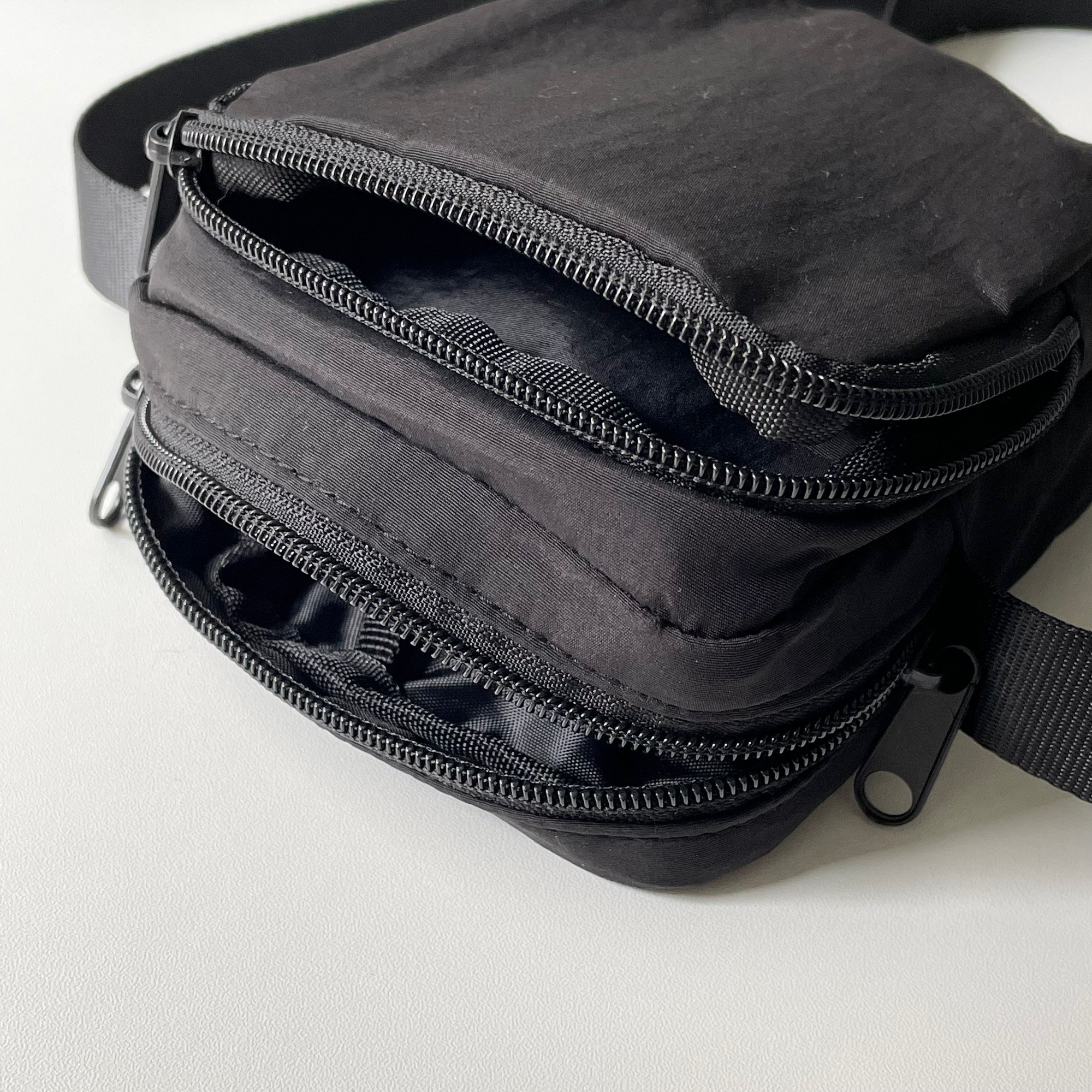 GU(ジーユー)のおすすめのメンズアイテム「ネックポーチ」