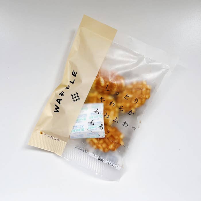 セブン-イレブンのオススメのお菓子「しっとりやわらか ふわふわっふる 5個」