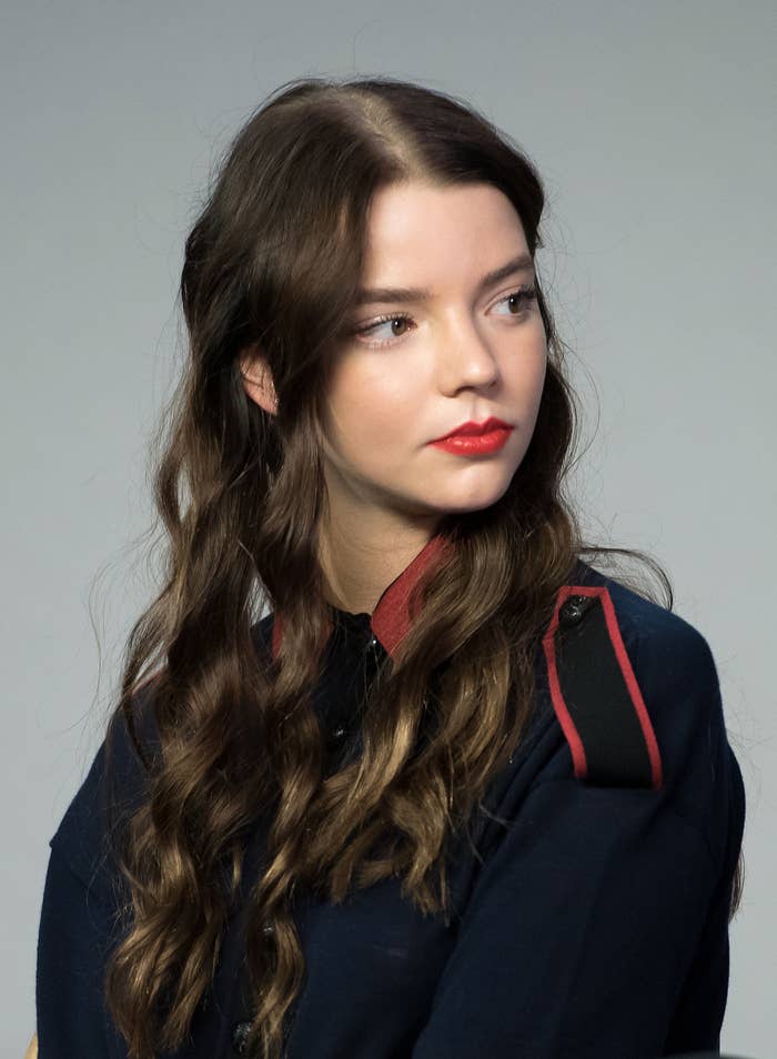 Desvendando o look: Anya Taylor-Joy - Mondaine