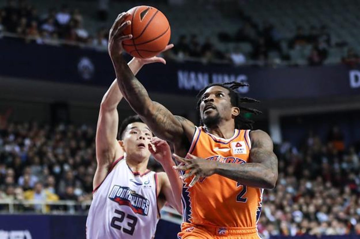 230320) -- CHENGDU, March 20, 2023 -- Eric Bledsoe (R) of Shanghai Sharks  goes for a