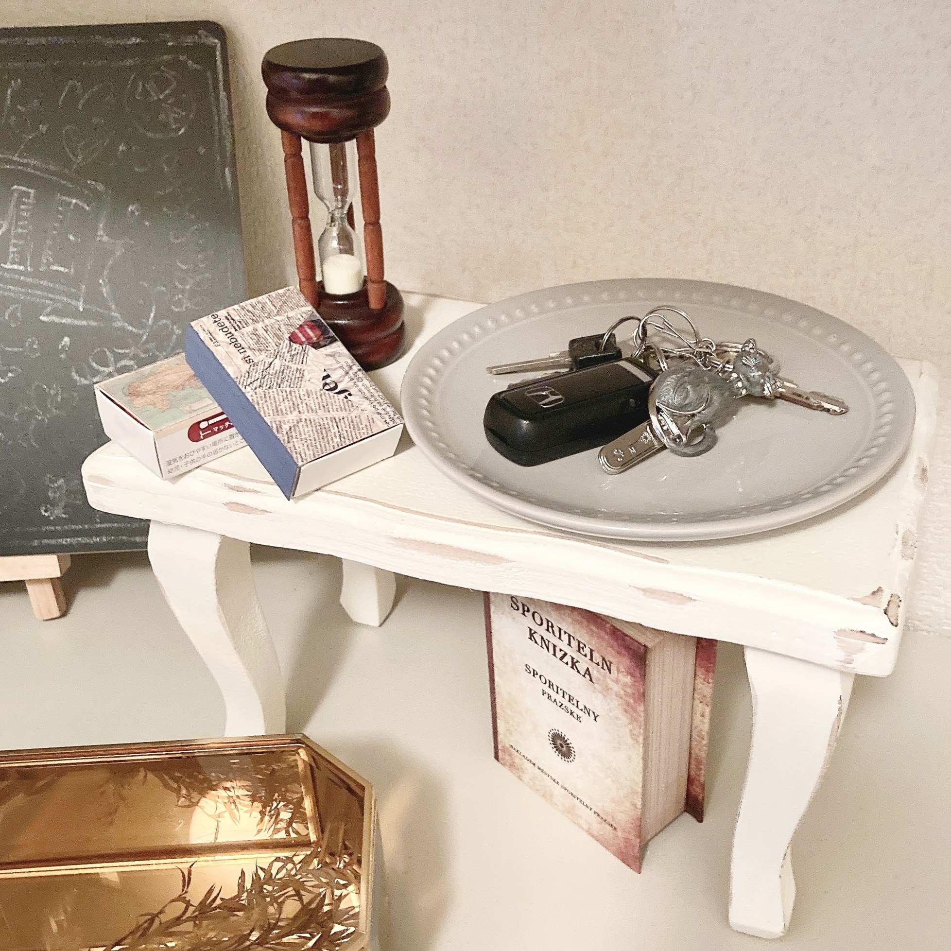 salut!（サリュ）のオススメのインテリア雑貨「【不思議の国のアリスインテリア】猫脚ディスプレイテーブルミニョン」