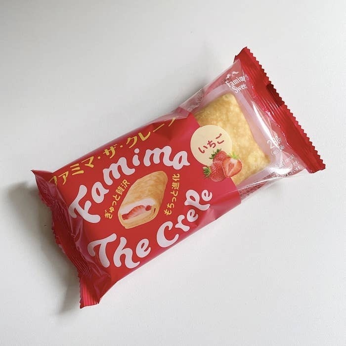 FamilyMart(ファミリーマート)のおすすめのスイーツ「ファミマ・ザ・クレープ いちご」