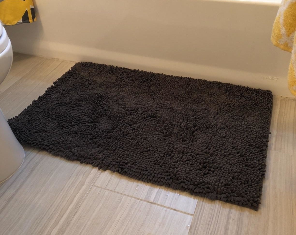 Reviewe image of bath mat next to tub