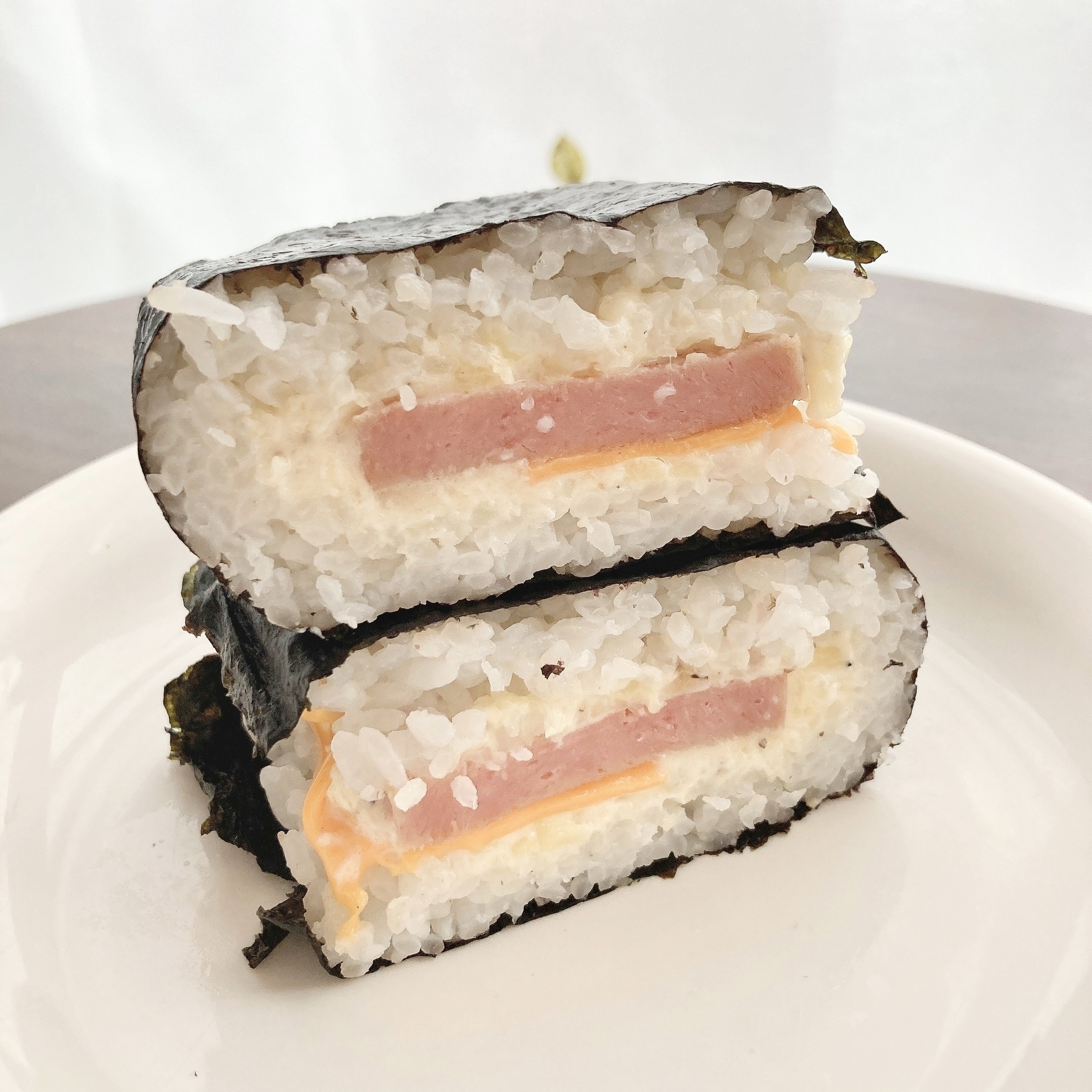 FamilyMart（ファミリーマート）のおすすめのフード「SPAM®むすび 3種のチーズ」