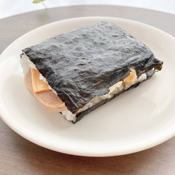 FamilyMart（ファミリーマート）のおすすめのフード「SPAM®むすび 3種のチーズ」