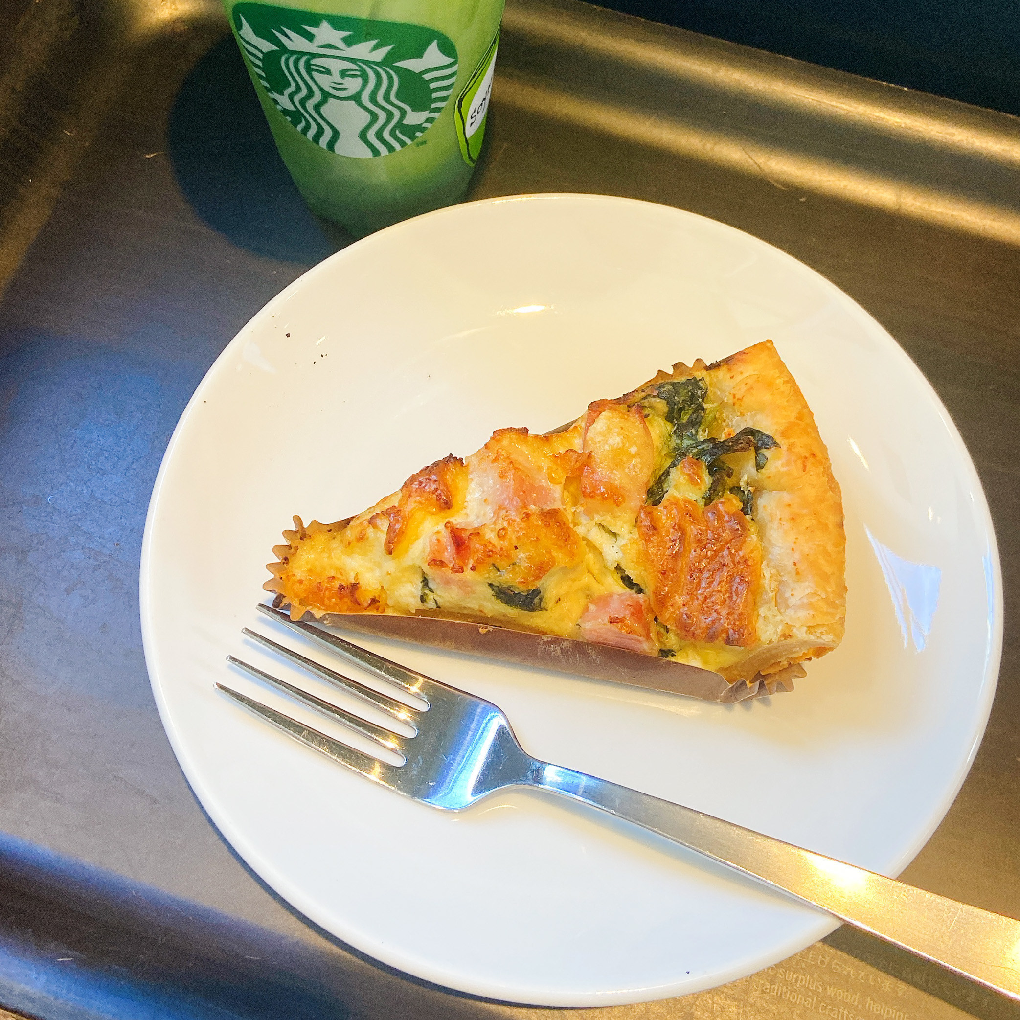Starbucks Coffee（スターバックスコーヒー）のおすすめ定番メニュー「ベーコンとほうれん草のキッシュ」