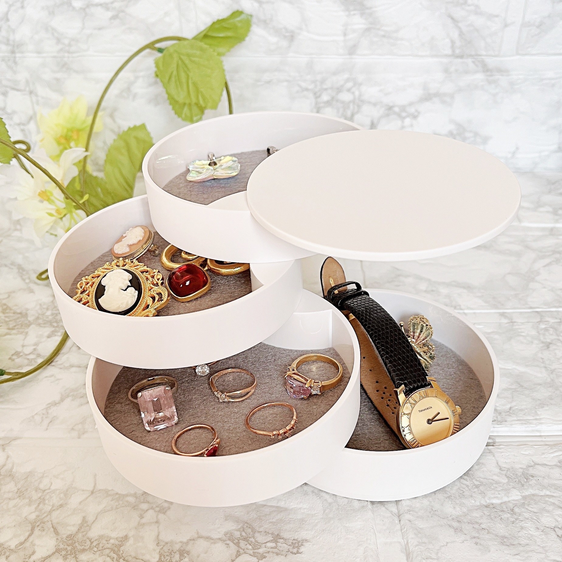 LOFT(ロフト)で見つけたオススメのインテリア雑貨「アクセサリートレー 4段 ホワイト」