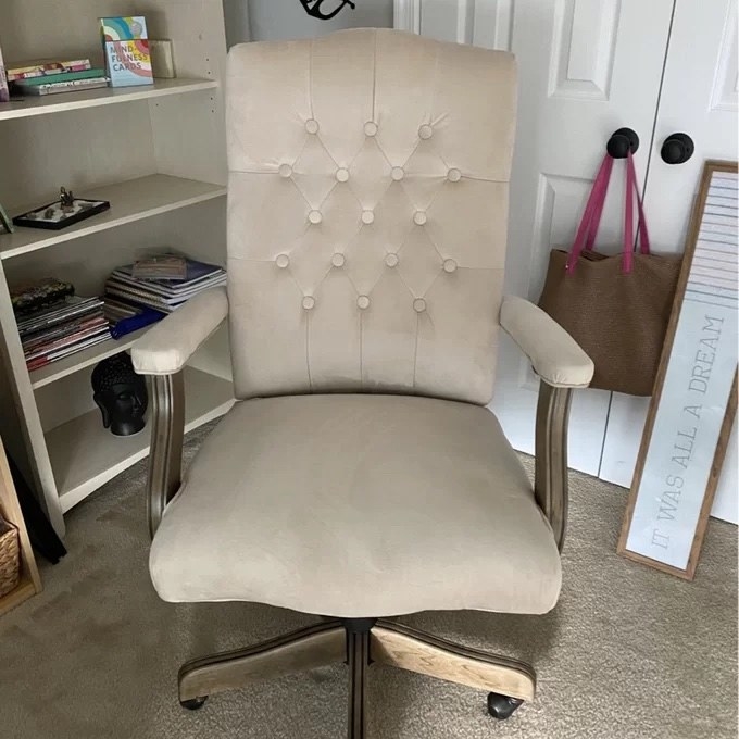 A white chair in a reviewer&#x27;s home