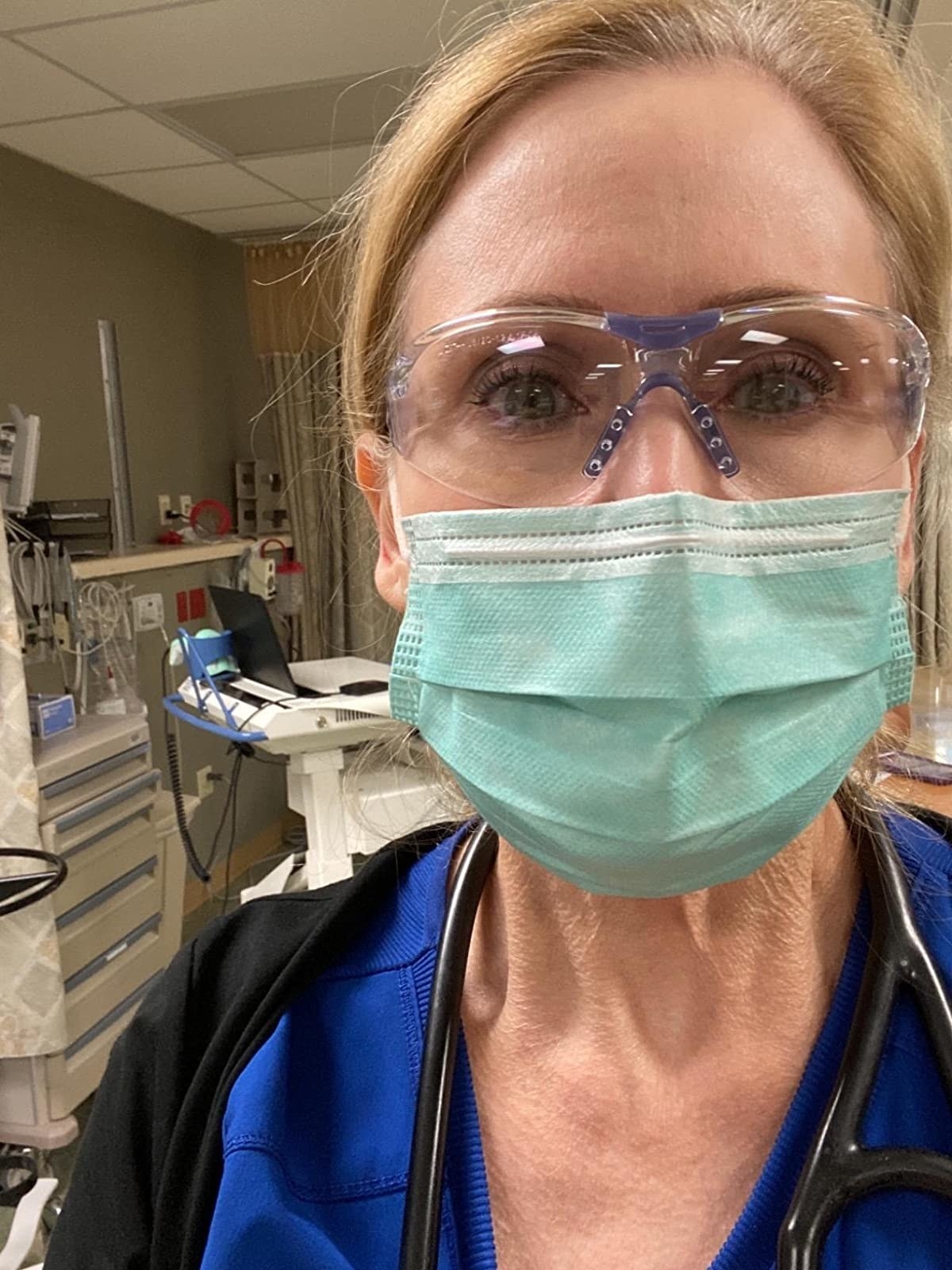 A reviewer with a mask and unfogged glasses in a medical setting