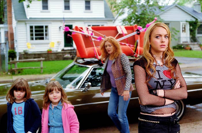 Maggie Oskam, Rachael Oskam, Glenne Headly and Lindsay Lohan in Confessions of a Teenage Drama Queen, with a couch on top of a car