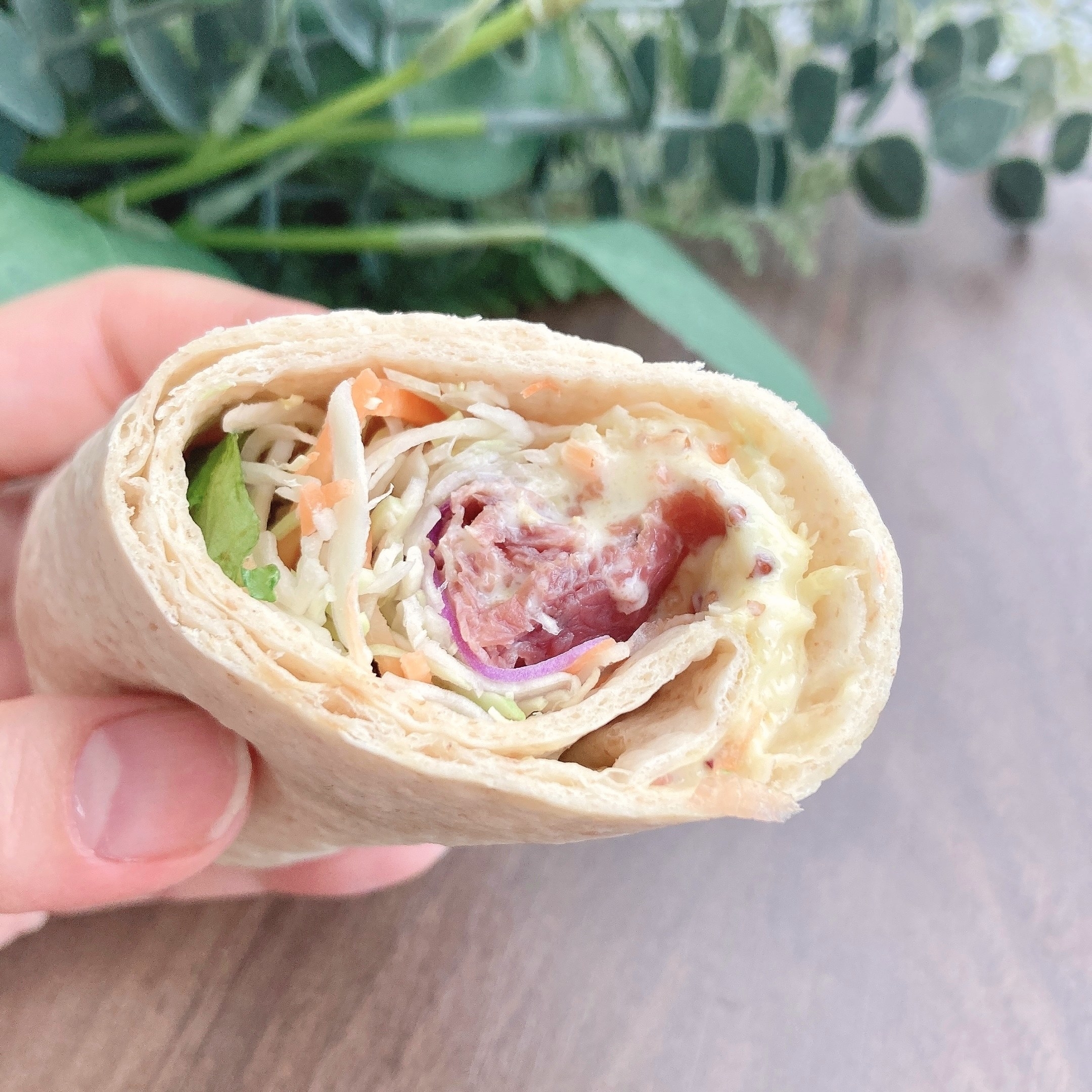 FamilyMart（ファミリーマート）のオススメのヘルシーフード「香ばし生地のトルティーヤ牛焼肉とパストラミ」