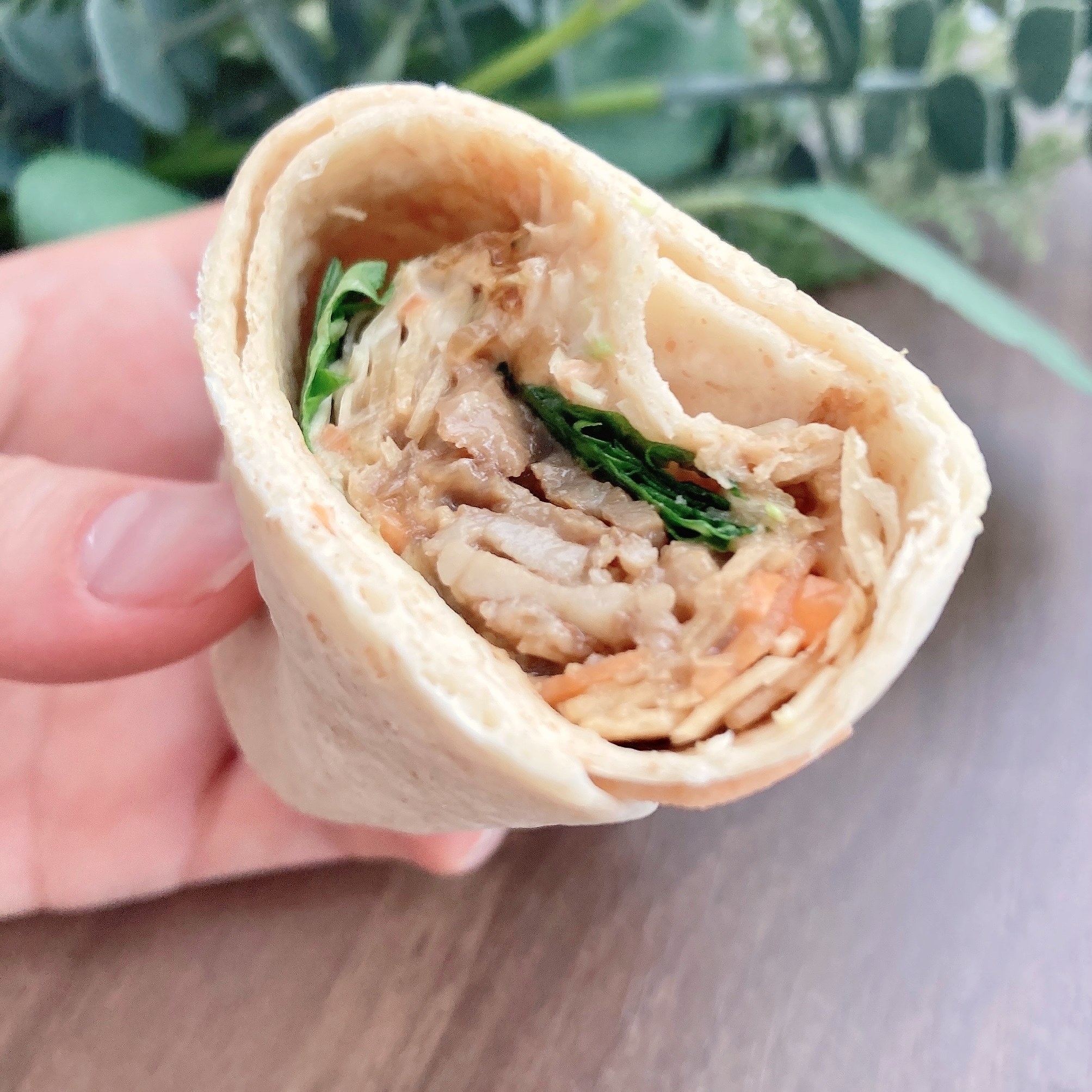 FamilyMart（ファミリーマート）のオススメのヘルシーフード「香ばし生地のトルティーヤ牛焼肉とパストラミ」