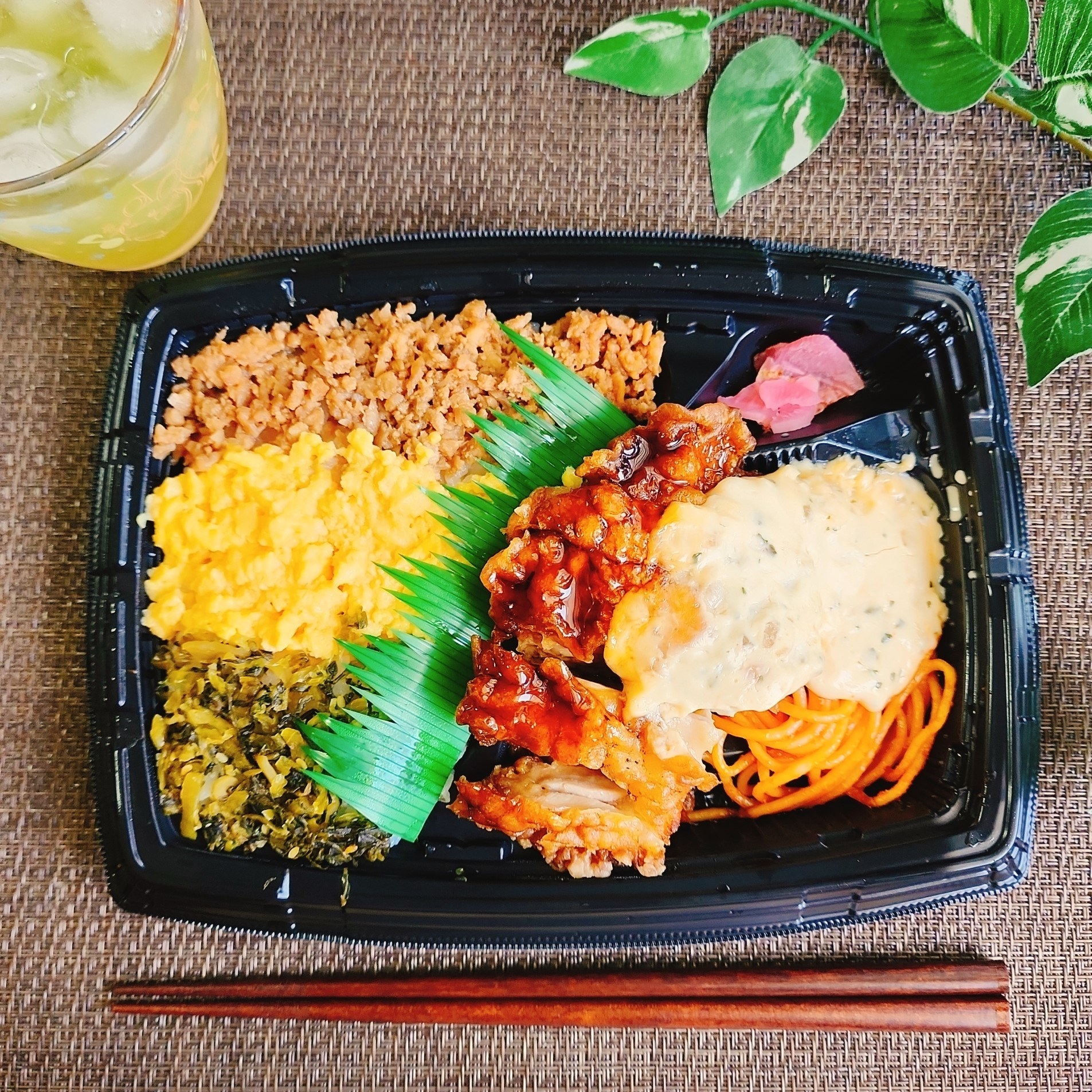 FamilyMart(ファミリーマート)のおすすめ弁当「3色そぼろ&チキン南蛮弁当」