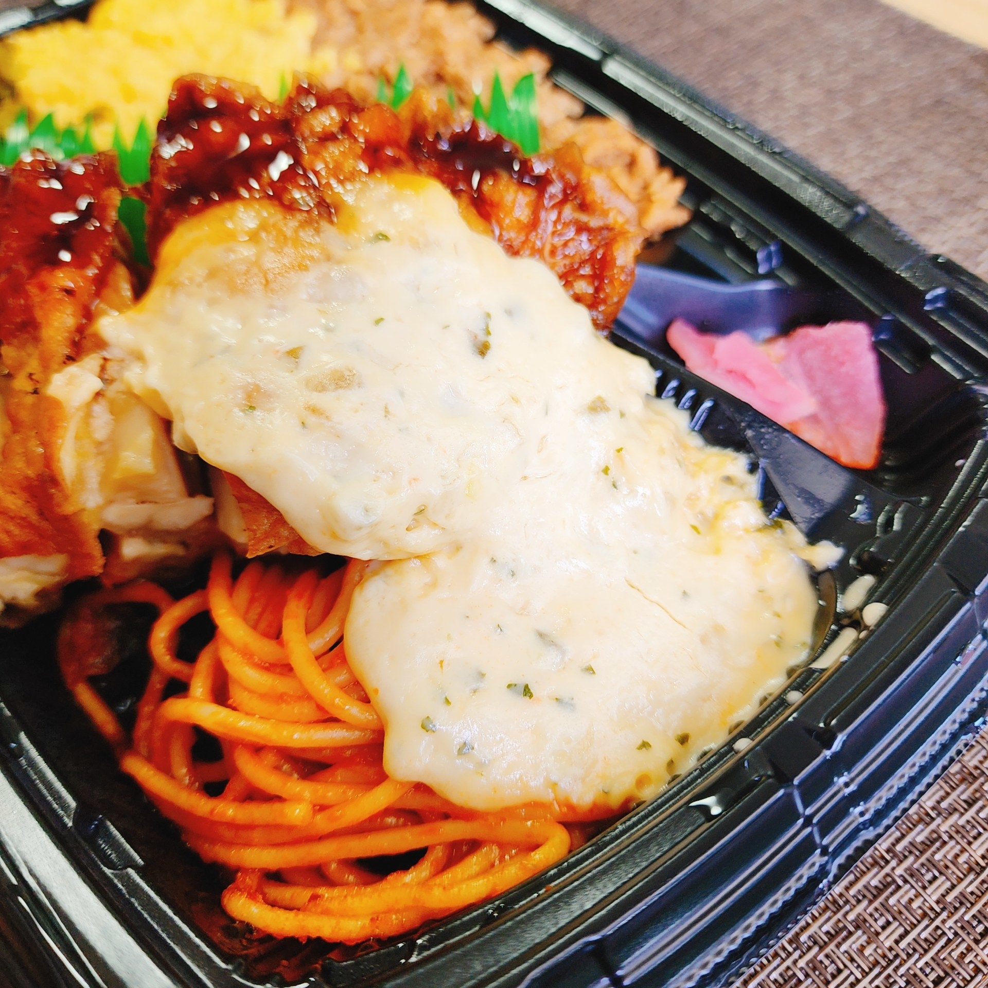 FamilyMart(ファミリーマート)のおすすめ弁当「3色そぼろ&チキン南蛮弁当」