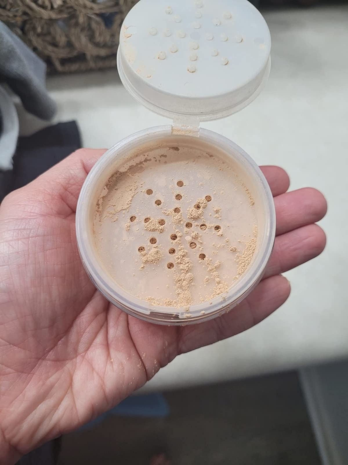 a reviewer showing the setting powder