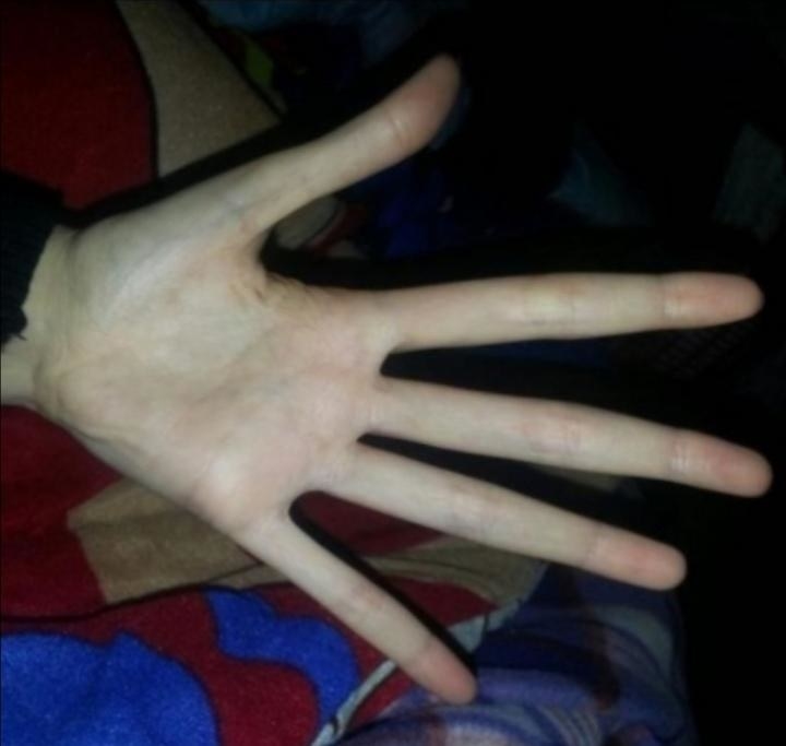 hand with very long fingers