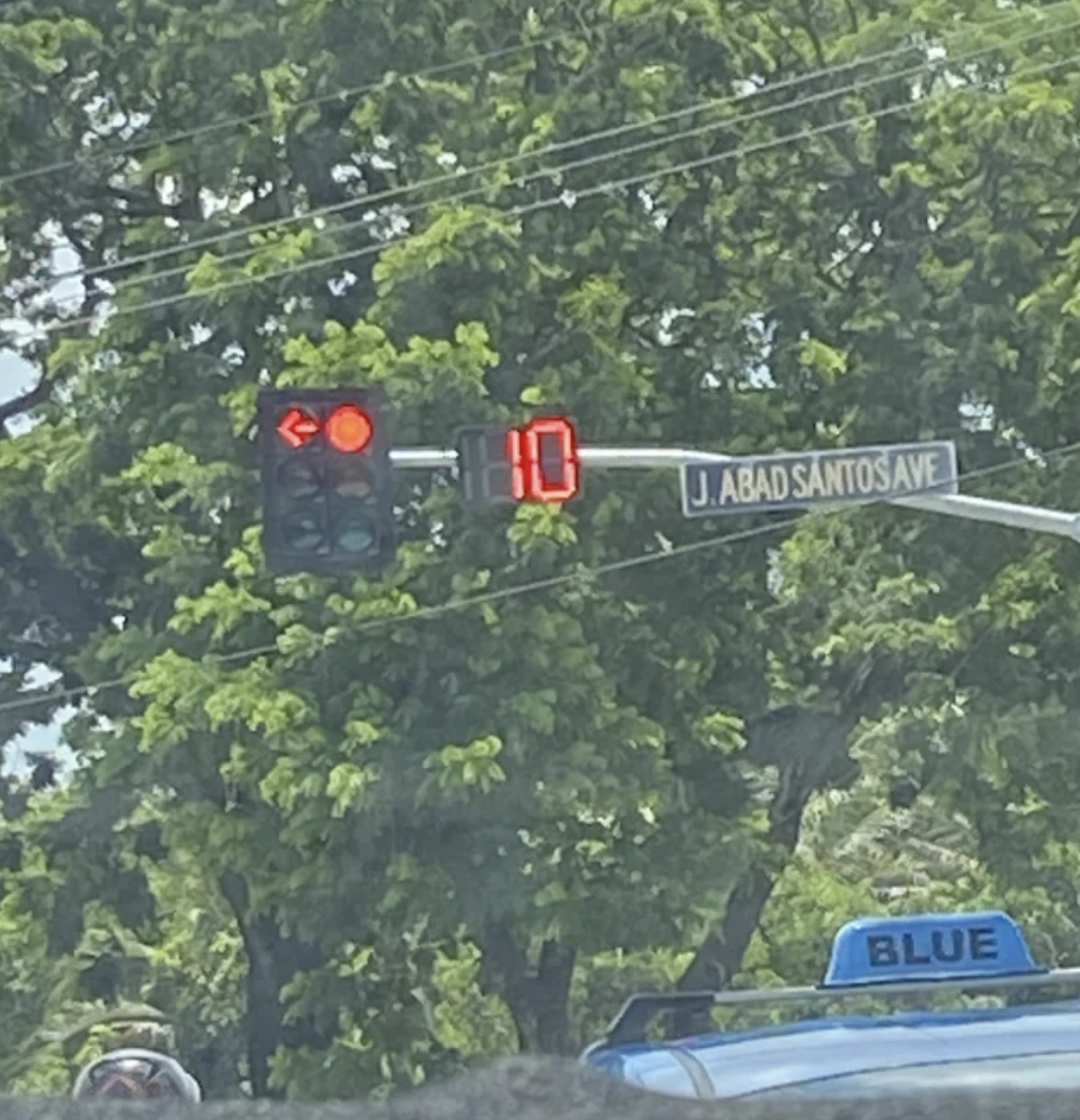 A traffic light displays the normal red, yellow, and green light, and next to it is a digital display that counts down how long it will be until the light changes