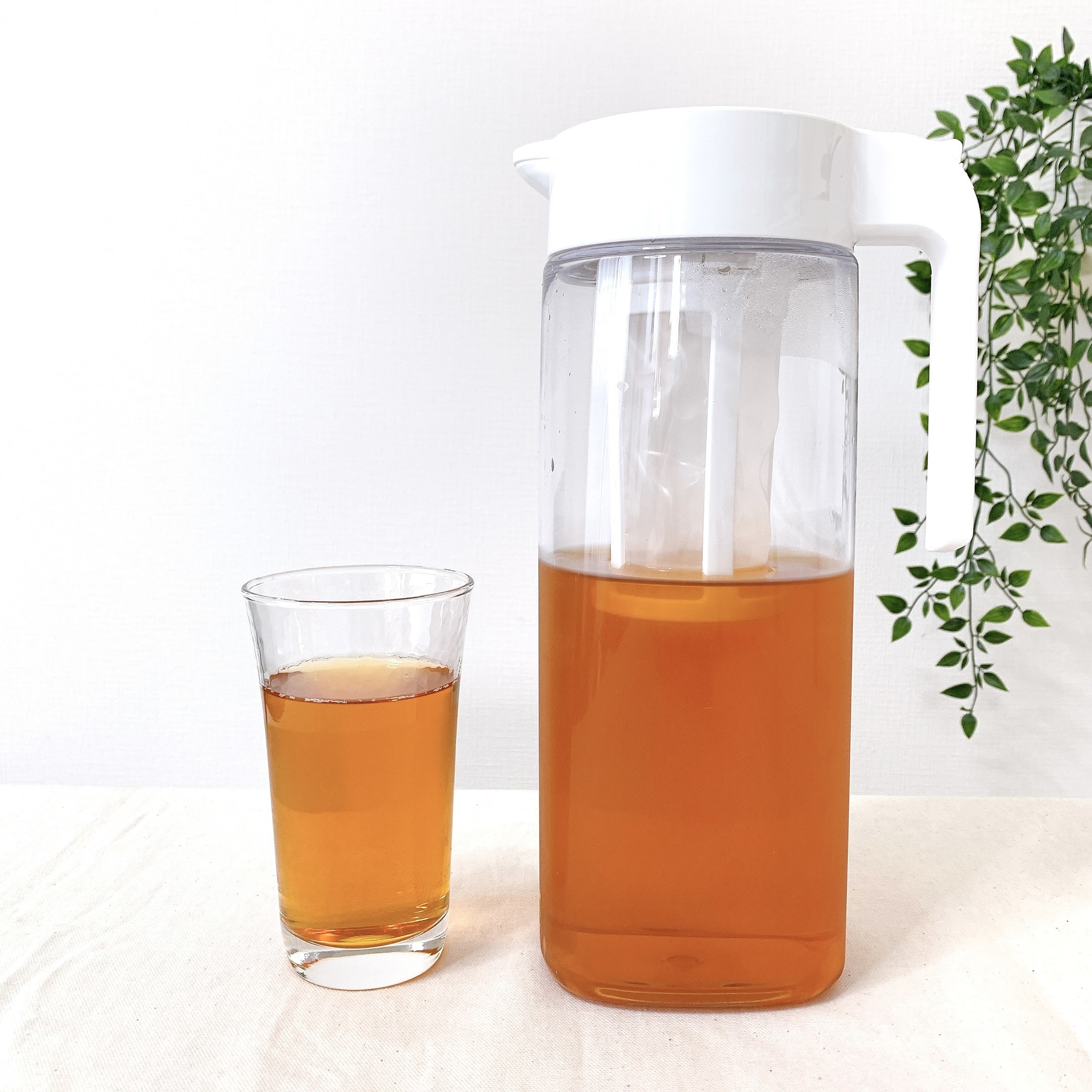 ニトリのおすすめの便利グッズ「たてよこ置けるワンプッシュ冷水筒 茶こし付き(2.1L)」