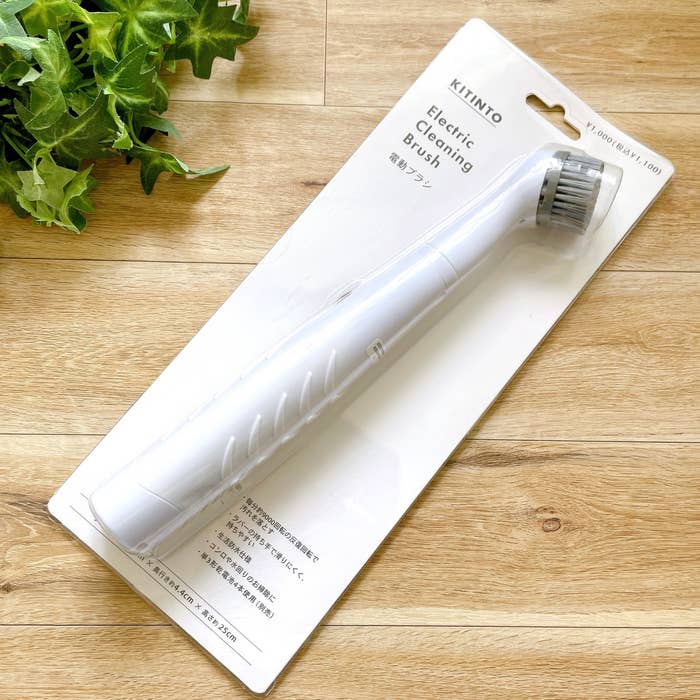 3COINS(スリーコインズ)のおすすめ掃除グッズ「【KITINTO】電動ブラシ」