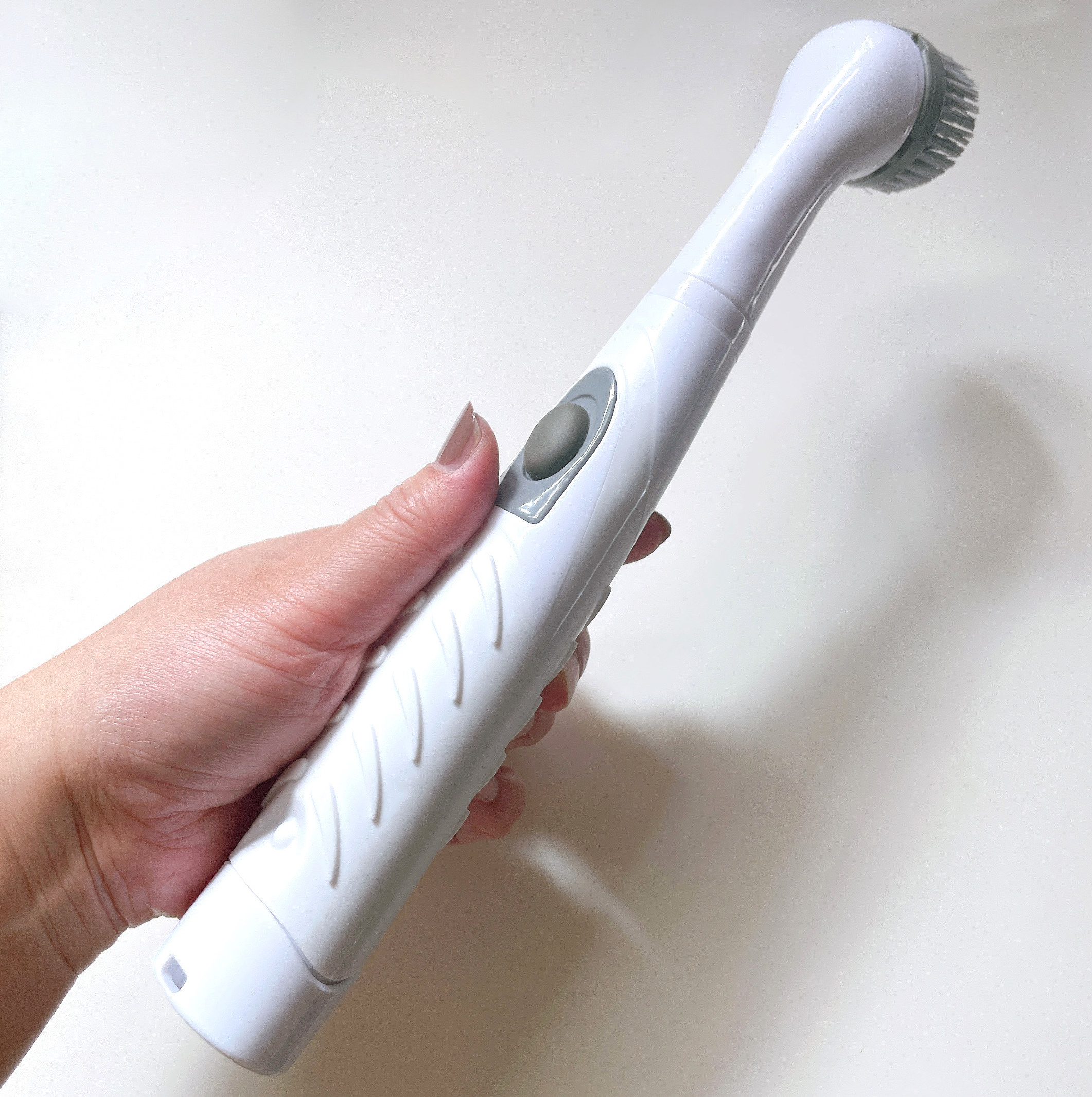 3COINS(スリーコインズ)のおすすめ掃除グッズ「【KITINTO】電動ブラシ」