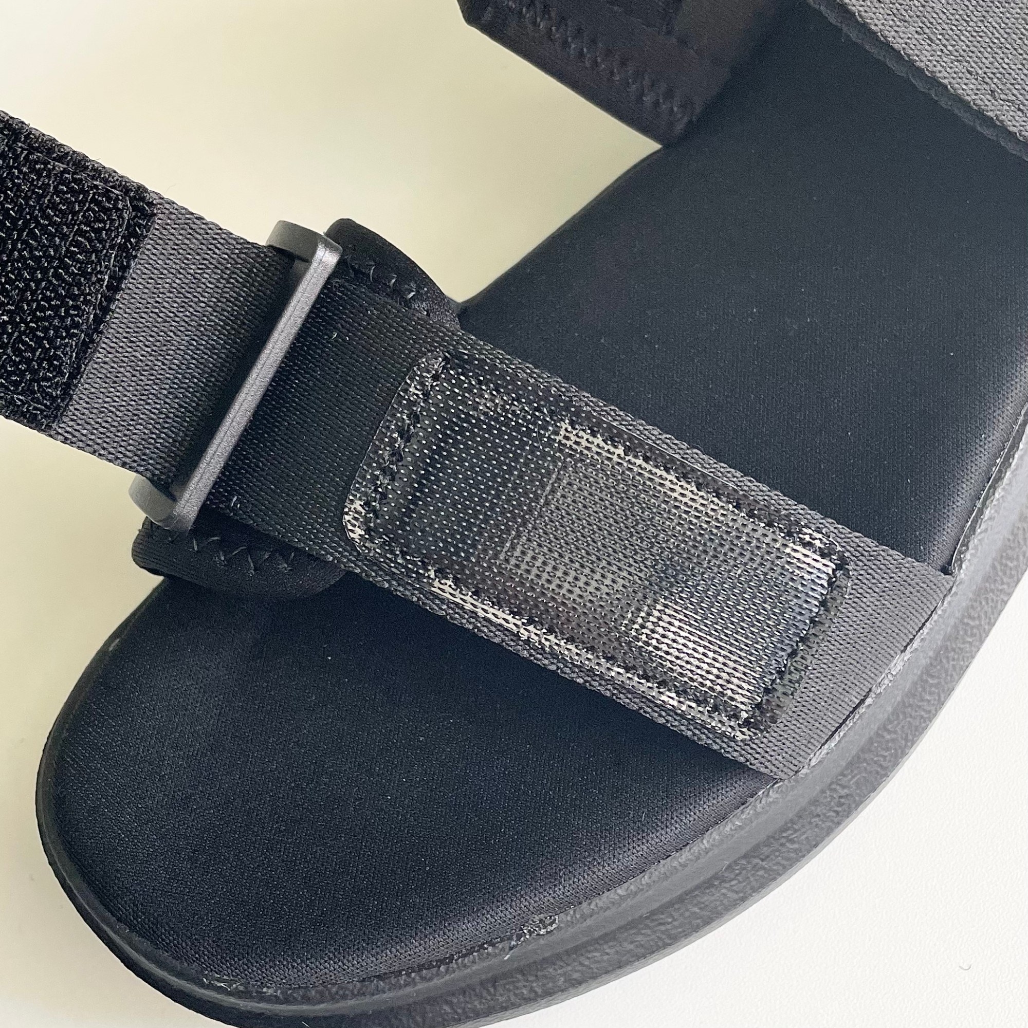 GU(ジーユー)のおすすめのメンズアイテム「ボリュームソールテープサンダル」